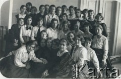 15.10.1916, Warszawa
Żeńska Drużyna Harcerska przy gimnazjum im. Heleny Gepnerówny przy ulicy Moniuszki 8 w Warszawie. W pierwszym rzędzie w czarnej sukience z białym kołnierzykiem siedzi Antonina Jadwiga Bichta (później Kołakowska). Na odwrocie napis: 