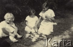 Lato 1936, Bielany k. Warszawy, Polska.
Dziewczynki podczas gry w karty. W środku siedzi Maria Kołakowska, po prawej stronie jej siostra Joanna Kołakowska.
Fot. NN, zbiory Ośrodka KARTA, Pogotowie Archiwalne [PAF_022], udostępniła Anna Kołakowska