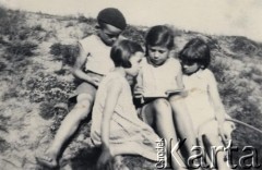 Lato 1935, Bielany k. Warszawy, Polska.
Dzieci podczas czytania książki. Druga z lewej strony siedzi Maria Kołakowska, książkę trzyma jej siostra Joanna.
Fot. NN, zbiory Ośrodka KARTA, Pogotowie Archiwalne [PAF_022], udostępniła Anna Kołakowska