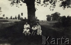 Lato 1935, Bielany k. Warszawy, Polska.
Na zdjęciu od lewej Antonina Jadwiga Kołakowska (z domu Bichta), jej córka Maria Kołakowska oraz Władysław z matką - panią Zieleniową.
Fot. NN, zbiory Ośrodka KARTA, Pogotowie Archiwalne [PAF_022], udostępniła Anna Kołakowska

