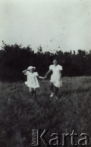Lato 1935, Bielany k. Warszawy, Polska.
Na zdjęciu od lewej siostry Maria i Joanna Kołakowskie.
Fot. NN, zbiory Ośrodka KARTA, Pogotowie Archiwalne [PAF_022], udostępniła Anna Kołakowska