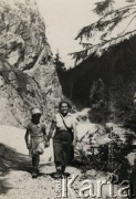 Lato 1937, Zakopane, pow. Nowy Targ, woj. krakowskie, Polska. 
Antonina Jadwiga Kołakowska z domu Bichta z córką Marią Kołakowską podczas wakacji w Zakopanem.
Fot. NN, zbiory Ośrodka KARTA, Pogotowie Archiwalne [PAF_022], udostępniła Anna Kołakowska