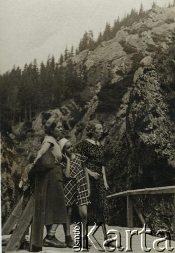 Lato 1937, Zakopane, pow. Nowy Targ, woj. krakowskie, Polska. 
Antonina Jadwiga Kołakowska z domu Bichta (pierwsza z lewej) z córką  Marią Kołakowską oraz znajomą o imieniu Róża na tle Tatr podczas wakacji w Zakopanem. 
Fot. NN, zbiory Ośrodka KARTA, Pogotowie Archiwalne [PAF_022], udostępniła Anna Kołakowska
