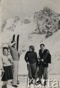 Lipiec 1938, Zakopane, pow. Nowy Targ, woj. krakowskie, Polska.
Joanna (w berecie) i i jej ojciec Szymon (drugi z lewej) Kołakowscy podczas wakacji w górach.
Fot. NN, zbiory Ośrodka KARTA, Pogotowie Archiwalne [PAF_022], udostępniła Anna Kołakowska