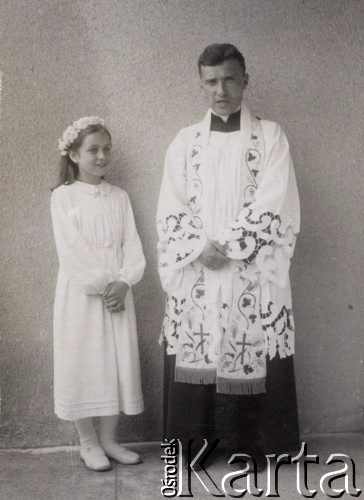 1938, Warszawa, Polska.
Maria Kołakowska w towarzystwie księdza w dniu pierwszej komunii świętej. 
 Fot. NN, zbiory Ośrodka KARTA, Pogotowie Archiwalne [PAF_022], udostępniła Anna Kołakowska