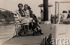 Lato 1939, Wilno, Polska.
Antonina Jadwiga Kołakowska z domu Bichta (druga z lewej strony) na statku wycieczkowym podczas wakacji.
Fot. NN, zbiory Ośrodka KARTA, Pogotowie Archiwalne [PAF_022], udostępniła Anna Kołakowska