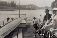 Lato 1939, Wilno, Polska. 
Kobiety na statku wycieczkowym  płynącym po rzece. Pierwsza z prawej siedzi Antonina Jadwiga Kołakowska z domu Bichta, po lewej widać kajak. 
Fot. NN, zbiory Ośrodka KARTA, Pogotowie Archiwalne [PAF_022], udostępniła Anna Kołakowska