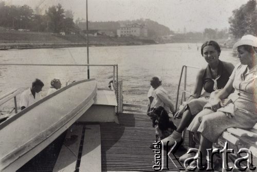 Lato 1939, Wilno, Polska. 
Kobiety na statku wycieczkowym  płynącym po rzece. Pierwsza z prawej siedzi Antonina Jadwiga Kołakowska z domu Bichta, po lewej widać kajak. 
Fot. NN, zbiory Ośrodka KARTA, Pogotowie Archiwalne [PAF_022], udostępniła Anna Kołakowska