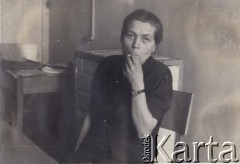 1941, Warszawa - Żoliborz, Generalne Gubernatorstwo.
Antonina Jadwiga Kołakowska z domu Bichta w pracy w Ośrodku Opieki Społecznej na Marymoncie.
Fot. NN, zbiory Ośrodka KARTA, Pogotowie Archiwalne [PAF_022], udostępniła Anna Kołakowska
