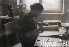 1941, Warszawa - Żoliborz, Generalne Gubernatorstwo.
Antonina Kołakowska z domu Bichta w pracy w Ośrodku Opieki Społecznej na Marymoncie.
Fot. NN, zbiory Ośrodka KARTA, Pogotowie Archiwalne [PAF_022], udostępniła Anna Kołakowska