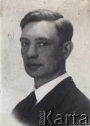 1930-1939, Warszawa, Polska.
Portret Szymona Kołakowskiego (1899-1944). Zginął w obozie w Buchenwaldzie. 
Fot. NN, zbiory Ośrodka KARTA, Pogotowie Archiwalne [PAF_022], udostępniła Anna Kołakowska
