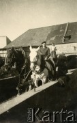 1939-1945, Volpriehausen, III Rzesza Niemiecka.
Robotnicy przymusowi z Polski pracujący w gospodarstwach niemieckich.
Fot. zbiory Ośrodka KARTA, Pogotowie Archiwalne [PA_024], przekazali Dorota i Tomasz Wojciechowscy