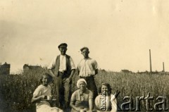 1939-1945, Volpriehausen, III Rzesza Niemiecka.
Robotnicy przymusowi z Polski pracujący w gospodarstwach niemieckich. Grupa robotników w czasie przerwy.  
Fot. zbiory Ośrodka KARTA, Pogotowie Archiwalne [PA_024], przekazali Dorota i Tomasz Wojciechowscy