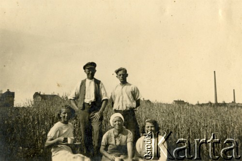 1939-1945, Volpriehausen, III Rzesza Niemiecka.
Robotnicy przymusowi z Polski pracujący w gospodarstwach niemieckich. Grupa robotników w czasie przerwy.  
Fot. zbiory Ośrodka KARTA, Pogotowie Archiwalne [PA_024], przekazali Dorota i Tomasz Wojciechowscy