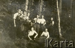 1939-1945, Volpriehausen, III Rzesza Niemiecka.
Robotnicy przymusowi z Polski pracujący w gospodarstwach niemieckich. Grupa robotników w czasie niedzielnego odpoczynku.
Fot. zbiory Ośrodka KARTA, Pogotowie Archiwalne [PA_024], przekazali Dorota i Tomasz Wojciechowscy