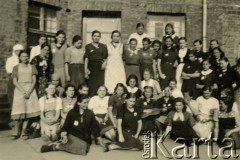 1939-1945, Volpriehausen, III Rzesza Niemiecka.
Robotnicy przymusowi z Polski pracujący w gospodarstwach niemieckich. Grupa robotnic w czasie wolnym od pracy. 
Fot. zbiory Ośrodka KARTA, Pogotowie Archiwalne [PA_024], przekazali Dorota i Tomasz Wojciechowscy