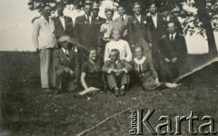 1939-1945, Volpriehausen, III Rzesza Niemiecka.
Robotnicy przymusowi z Polski pracujący w gospodarstwach niemieckich. Grupa robotników w czasie niedzielnego odpoczynku. 
Fot. zbiory Ośrodka KARTA, Pogotowie Archiwalne [PA_024], przekazali Dorota i Tomasz Wojciechowscy