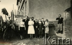 1939-1945, Volpriehausen, III Rzesza Niemiecka.
Robotnicy przymusowi z Polski pracujący w gospodarstwach niemieckich. Grupa robotników w czasie niedzielnego odpoczynku. 
Fot. zbiory Ośrodka KARTA, Pogotowie Archiwalne [PA_024], przekazali Dorota i Tomasz Wojciechowscy
