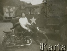 1945, Volpriehausen, III Rzesza Niemiecka.
Polski obóz przesiedleńczy. Mieszkanka obozu przy motorze. 
Fot. zbiory Ośrodka KARTA, Pogotowie Archiwalne [PA_024], przekazali Dorota i Tomasz Wojciechowscy