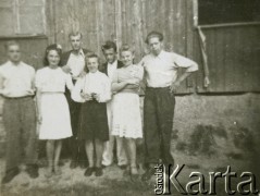 1945, Volpriehausen, III Rzesza Niemiecka.
Polski obóz przesiedleńczy. Grupa mieszkańców obozu. 
Fot. zbiory Ośrodka KARTA, Pogotowie Archiwalne [PA_024], przekazali Dorota i Tomasz Wojciechowscy