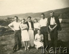 1945, Volpriehausen, III Rzesza Niemiecka.
Polski obóz przesiedleńczy. Grupa mieszkańców obozu na spacerze. 
Fot. zbiory Ośrodka KARTA, Pogotowie Archiwalne [PA_024], przekazali Dorota i Tomasz Wojciechowscy