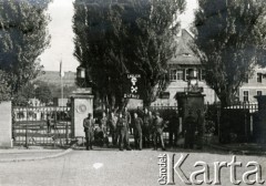 1945, Northeim, III Rzesza Niemiecka.
Polski Obóz Wojskowy zorganizowany przez aliantów. Brama obozu w czasie strajku głodowego. 
Fot. zbiory Ośrodka KARTA, Pogotowie Archiwalne [PA_024], przekazali Dorota i Tomasz Wojciechowscy