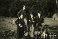 1945, Volpriehausen, III Rzesza Niemiecka.
Polski obóz przesiedleńczy. Mieszkańcy w czasie wolnym. 
Fot. zbiory Ośrodka KARTA, Pogotowie Archiwalne [PA_024], przekazali Dorota i Tomasz Wojciechowscy