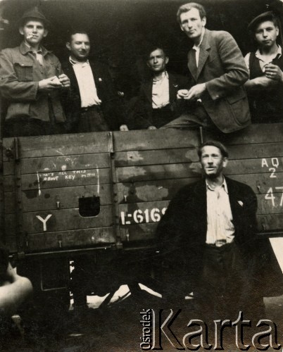 1945, Volpriehausen, III Rzesza Niemiecka.
Polski obóz przesiedleńczy. Mieszkańcy wracający do obozu. 
Fot. zbiory Ośrodka KARTA, Pogotowie Archiwalne [PA_024], przekazali Dorota i Tomasz Wojciechowscy