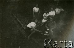 1945, Volpriehausen, III Rzesza Niemiecka.
Polski obóz przesiedleńczy. Mieszkańcy w czasie wolnym. 
Fot. zbiory Ośrodka KARTA, Pogotowie Archiwalne [PA_024], przekazali Dorota i Tomasz Wojciechowscy