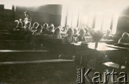 1945, Volpriehausen, III Rzesza Niemiecka.
Polski obóz przesiedleńczy. Lekcja w budynkach poniemieckiej szkoły.
Fot. zbiory Ośrodka KARTA, Pogotowie Archiwalne [PA_024], przekazali Dorota i Tomasz Wojciechowscy