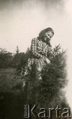 1945, Volpriehausen, III Rzesza Niemiecka.
Polski obóz przesiedleńczy. Uczennica w przyobozowej szkole po lekcjach.  
Fot. zbiory Ośrodka KARTA, Pogotowie Archiwalne [PA_024], przekazali Dorota i Tomasz Wojciechowscy