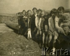 1945, Volpriehausen, III Rzesza Niemiecka.
Polski obóz przesiedleńczy. Uczniowie z przyobozowej szkoły na przerwie. 
Fot. zbiory Ośrodka KARTA, Pogotowie Archiwalne [PA_024], przekazali Dorota i Tomasz Wojciechowscy