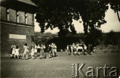 1945, Volpriehausen, III Rzesza Niemiecka.
Polski obóz przesiedleńczy. Uczniowie z przyobozowej szkoły na przerwie. 
Fot. zbiory Ośrodka KARTA, Pogotowie Archiwalne [PA_024], przekazali Dorota i Tomasz Wojciechowscy