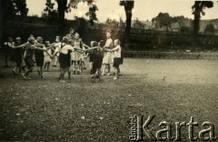 1945, Volpriehausen, III Rzesza Niemiecka.
Polski obóz przesiedleńczy. Uczniowie wraz z nauczycielami z przyobozowej szkoły na przerwie. W głębi podporucznik Edmund Wojciechowski. 
Fot. zbiory Ośrodka KARTA, Pogotowie Archiwalne [PA_024], przekazali Dorota i Tomasz Wojciechowscy