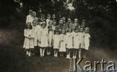 15.08.1945, Volpriehausen, III Rzesza Niemiecka.
Polski obóz przesiedleńczy. Dzieci przystępujące do pierwszej Komunii Świętej z księdzem kapelanem.   
Fot. zbiory Ośrodka KARTA, Pogotowie Archiwalne [PA_024], przekazali Dorota i Tomasz Wojciechowscy