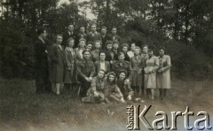 15.08.1945, Volpriehausen, III Rzesza Niemiecka.
Polski obóz przesiedleńczy. Uroczystość pierwszej Komunii Świętej, na zdjęciu chór obozowy wraz z księdzem kapelanem. W dolnym rzędzie od prawej podporucznik Edmund Wojciechowski.  
Fot. zbiory Ośrodka KARTA, Pogotowie Archiwalne [PA_024], przekazali Dorota i Tomasz Wojciechowscy