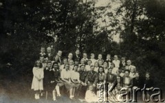 15.08.1945, Volpriehausen, III Rzesza Niemiecka.
Polski obóz przesiedleńczy. Dzieci przystępujące do pierwszej Komunii Świętej, wśród nich księdz kapelan i wychowawcy, w środku po prawej podporucznik Edmund Wojciechowski. 
Fot. zbiory Ośrodka KARTA, Pogotowie Archiwalne [PA_024], przekazali Dorota i Tomasz Wojciechowscy