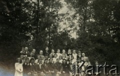 15.08.1945, Volpriehausen, III Rzesza Niemiecka.
Polski obóz przesiedleńczy. Dzieci przystępujące do pierwszej Komunii Świętej wśród nich księdz kapelan i wychowankowie, w środku po prawej podporucznik Edmund Wojciechowski. 
Fot. zbiory Ośrodka KARTA, Pogotowie Archiwalne [PA_024], przekazali Dorota i Tomasz Wojciechowscy