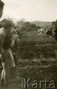 23.09.1945, Volpriehausen, III Rzesza Niemiecka. 
Polski obóz przesiedleńczy. Święto sportowe, bieg na 100 metrów, w którym zwycięzcą okazał się Mieczysław Placzek. Z powodu braku odpowiedniego obuwia zawodnicy biegali boso, także na dystansie 400 i 800 metrów.
Fot. zbiory Ośrodka KARTA, Pogotowie Archiwalne [PA_024], przekazali Dorota i Tomasz Wojciechowscy