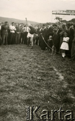 23.09.1945, Volpriehausen, III Rzesza Niemiecka. 
Polski obóz przesiedleńczy. Święto sportowe, konkurencja rzutu kulą. Pomysłodawcą święta był podporucznik Edmund Wojciechowski.  
Fot. zbiory Ośrodka KARTA, Pogotowie Archiwalne [PA_024], przekazali Dorota i Tomasz Wojciechowscy