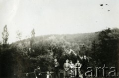 1945, Volpriehausen, III Rzesza Niemiecka.
Polski obóz przesiedleńczy. Nauczyciele z przyobozowej szkoły polskiej w czasie niedzielnego odpoczynku. Pierwszy od lewej podporucznik Edmund Wojciechowski. 
Fot. zbiory Ośrodka KARTA, Pogotowie Archiwalne [PA_024], przekazali Dorota i Tomasz Wojciechowscy