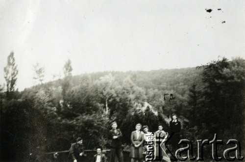 1945, Volpriehausen, III Rzesza Niemiecka.
Polski obóz przesiedleńczy. Nauczyciele z przyobozowej szkoły polskiej w czasie niedzielnego odpoczynku. Pierwszy od lewej podporucznik Edmund Wojciechowski. 
Fot. zbiory Ośrodka KARTA, Pogotowie Archiwalne [PA_024], przekazali Dorota i Tomasz Wojciechowscy