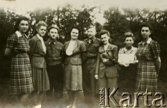 1945, Volpriehausen, III Rzesza Niemiecka.
Polski obóz przesiedleńczy. Nauczyciele z przyobozowej szkoły polskiej w czasie niedzielnego odpoczynku. Czwarty z prawej podporucznik Edmund Wojciechowski. 
Fot. zbiory Ośrodka KARTA, Pogotowie Archiwalne [PA_024], przekazali Dorota i Tomasz Wojciechowscy