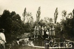 1945, Volpriehausen, III Rzesza Niemiecka.
Polski obóz pzresiedleńczy. Nauczyciele z przyobozowej szkoły polskiej w czasie niedzielnego odpoczynku. Trzeci od lewej podporucznik Edmund Wojciechowski.  
Fot. zbiory Ośrodka KARTA, Pogotowie Archiwalne [PA_024], przekazali Dorota i Tomasz Wojciechowscy