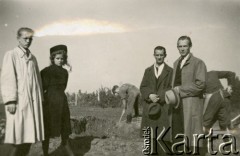 Październik 1945, Volpriehausen, III Rzesza Niemiecka.
Polski obóz przesiedleńczy. Pogrzeb ofiar wybuchu podziemnego magazynu amunicji.
Fot. zbiory Ośrodka KARTA, Pogotowie Archiwalne [PA_024], przekazali Dorota i Tomasz Wojciechowscy