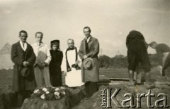 Październik 1945, Volpriehausen, III Rzesza Niemiecka.
Polski obóz przesiedleńczy. Pogrzeb ofiar wybuchu podziemnego magazynu amunicji. 
Fot. zbiory Ośrodka KARTA, Pogotowie Archiwalne [PA_024], przekazali Dorota i Tomasz Wojciechowscy