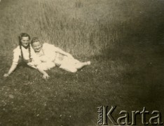 1945, Volpriehausen, III Rzesza Niemiecka.
Polski obóz przesiedleńczy. Mieszkanki obozu w czasie spaceru. 
Fot. zbiory Ośrodka KARTA, Pogotowie Archiwalne [PA_024], przekazali Dorota i Tomasz Wojciechowscy