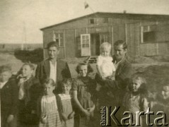 1945, Volpriehausen, III Rzesza Niemiecka.
Polski obóz przesiedleńczy. Mieszkańcy obozu. 
Fot. zbiory Ośrodka KARTA, Pogotowie Archiwalne [PA_024], przekazali Dorota i Tomasz Wojciechowscy