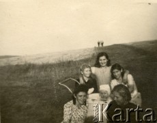 1945, Volpriehausen, III Rzesza Niemiecka.
Polski obóz przesiedleńczy. Mieszkanki obozu na spacerze. 
Fot. zbiory Ośrodka KARTA, Pogotowie Archiwalne [PA_024], przekazali Dorota i Tomasz Wojciechowscy