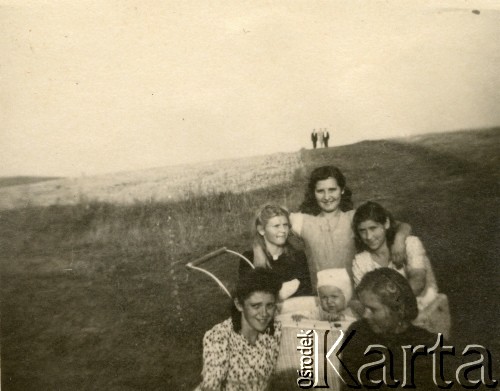 1945, Volpriehausen, III Rzesza Niemiecka.
Polski obóz przesiedleńczy. Mieszkanki obozu na spacerze. 
Fot. zbiory Ośrodka KARTA, Pogotowie Archiwalne [PA_024], przekazali Dorota i Tomasz Wojciechowscy